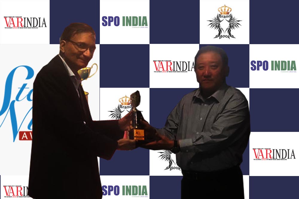 ITS Technology Solution receiving the award for the Best Solution Partner at VAR Symposium 17th Star Nite Awards 2018