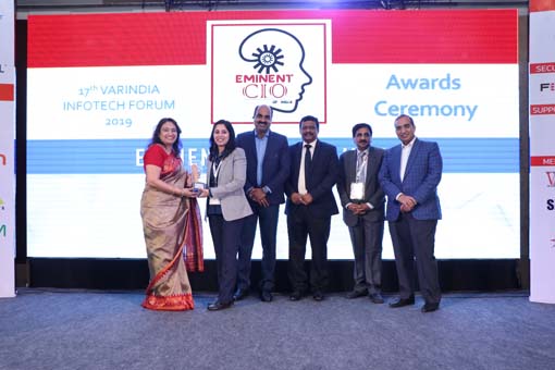 Meetali Sharma, Head - Risk, Compliance & Information Security, SDG Corporation receives the Eminent CIOs of India Award at 17th IT FORUM 2019