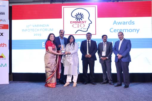 Pooja Chatrath, Vice President - IT, Cryoviva Biotech Pvt Ltd receives the Eminent CIOs of India Award at 17th IT FORUM 2019