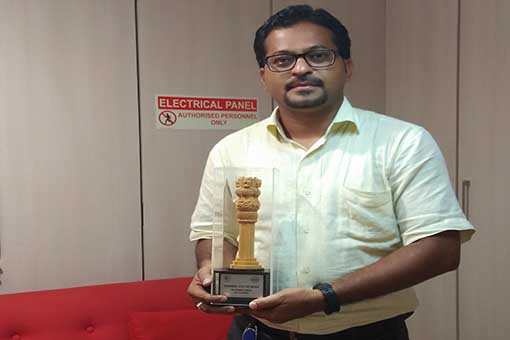 Pragnesh Mistry, Group IT, RPG Enterprises receives the Eminent CIOs of India Award at 17th IT FORUM 2019